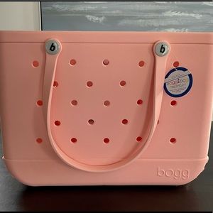 New with tags - Original Bogg Bag (Large - PEACHy)